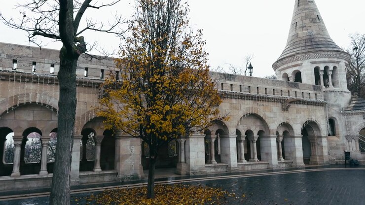 All'interno del cortile del Bastione dei Pescatori a Budapest