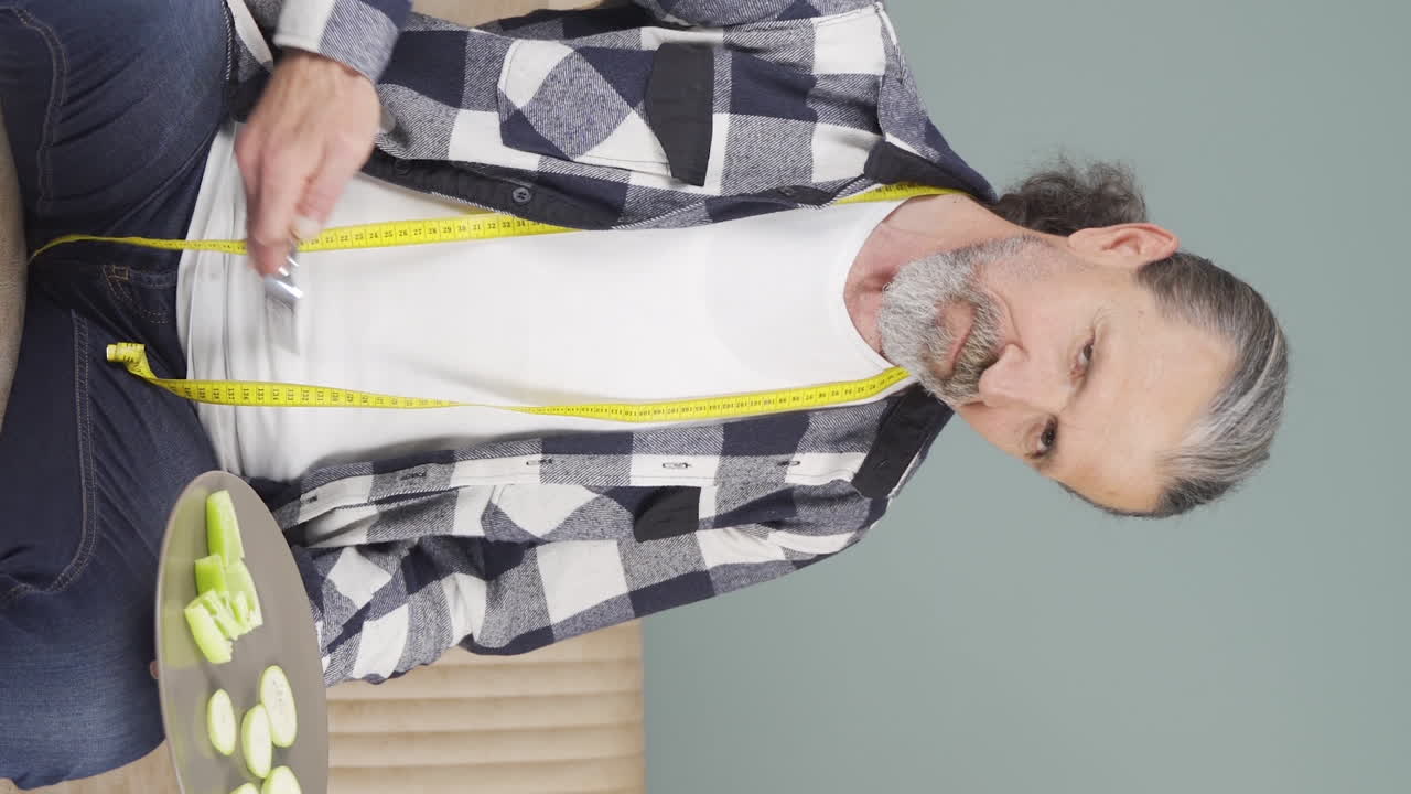 자신의 체중에 만족하는  ⁇ 은이의 수직 비디오.