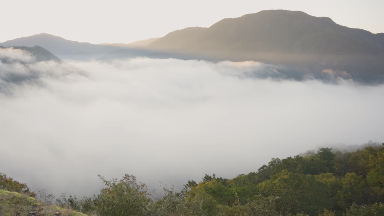 valle cubierto de nubes en las ruinas del castillo de takeda, japón