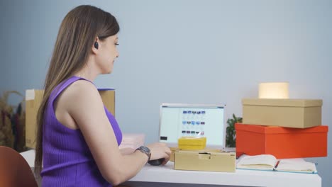 empresaria de comercio electrónico hablando con su cliente por teléfono.