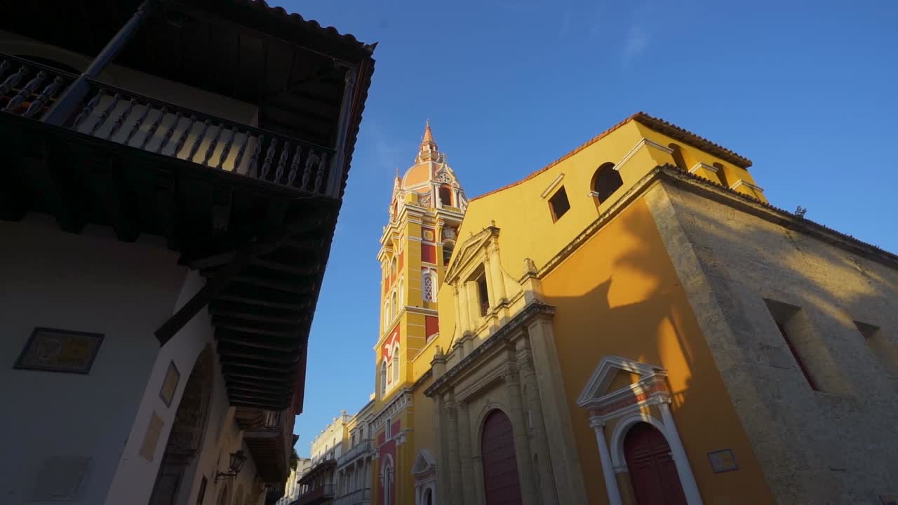 ciudad vieja de cartagena, colombia, arquitectura histórica iglesia, mirando hacia arriba