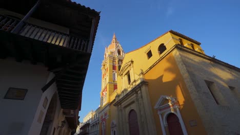 ciudad vieja de cartagena, colombia, arquitectura histórica iglesia, mirando hacia arriba