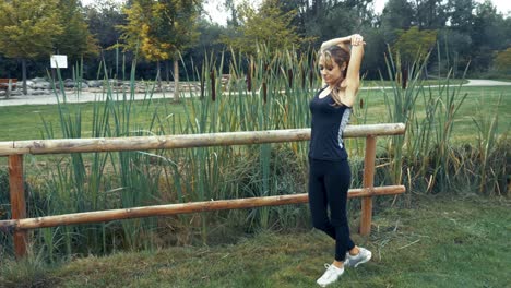 toma 4k de mujeres hermosas jóvenes haciendo ejercicios al aire libre en un parque al amanecer