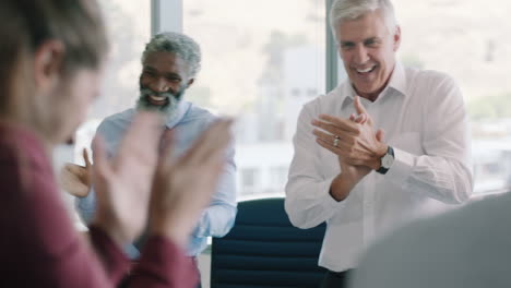 gente de negocios feliz celebrando en la sala de juntas exitosa victoria corporativa colegas lanzando papeles entusiasmados aplausos en la oficina reunión disfrutando del éxito ganador 4k