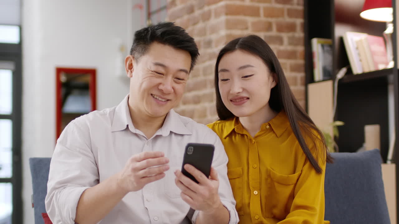 스마트폰을 사용하는 커플