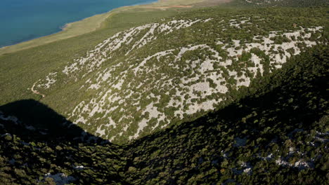 vista aérea del parque natural del lago vransko en croacia - toma de drones
