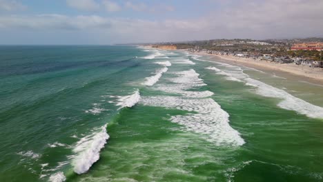 Olas-Blancas-Y-Espumosas-Que-Llegan-A-La-Costa-Arenosa-De-La-Playa-En-Del-Mar,-Condado-De-San-Diego,-California,-EE.UU.