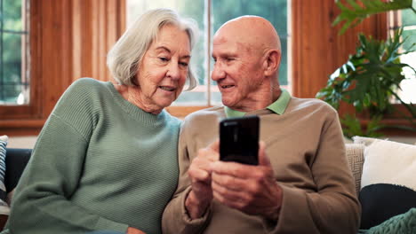 Senior-couple,-smartphone-and-talking-in-home-to