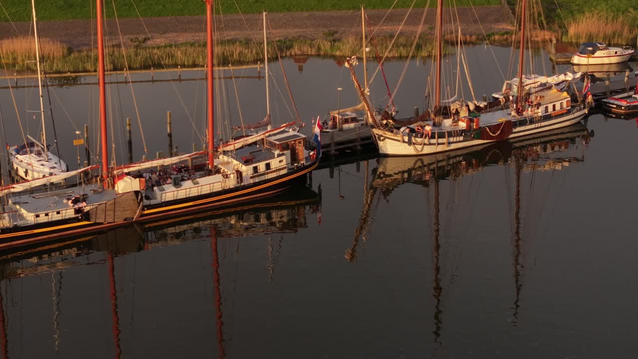 Fascino olandese dall'alto: i canali, le barche e i tetti di Makkum.