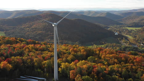 Molino-De-Viento-Eléctrico-Turbina-Parque-Eólico-Aéreo-Energía-Limpia-Colinas-Coloridas-En-Otoño