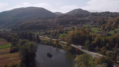 Entorno-Otoñal-Del-Río-Bosna-Neretva-En-Bosnia,-Paisaje-De-Campo-Aéreo