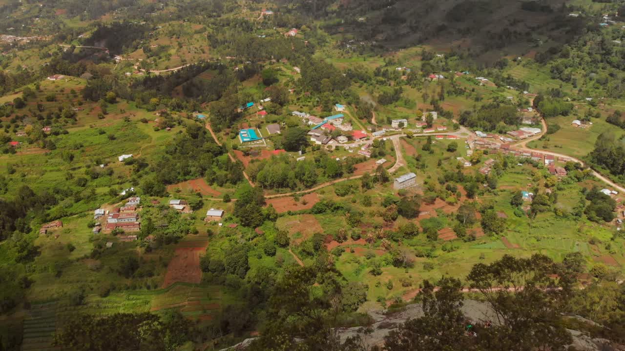 tomas aéreas de las colinas de taita, cerca de tsavo, kenia