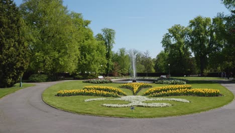 la fuente en el jardín del castillo de praga durante un día soleado en praga, república checa