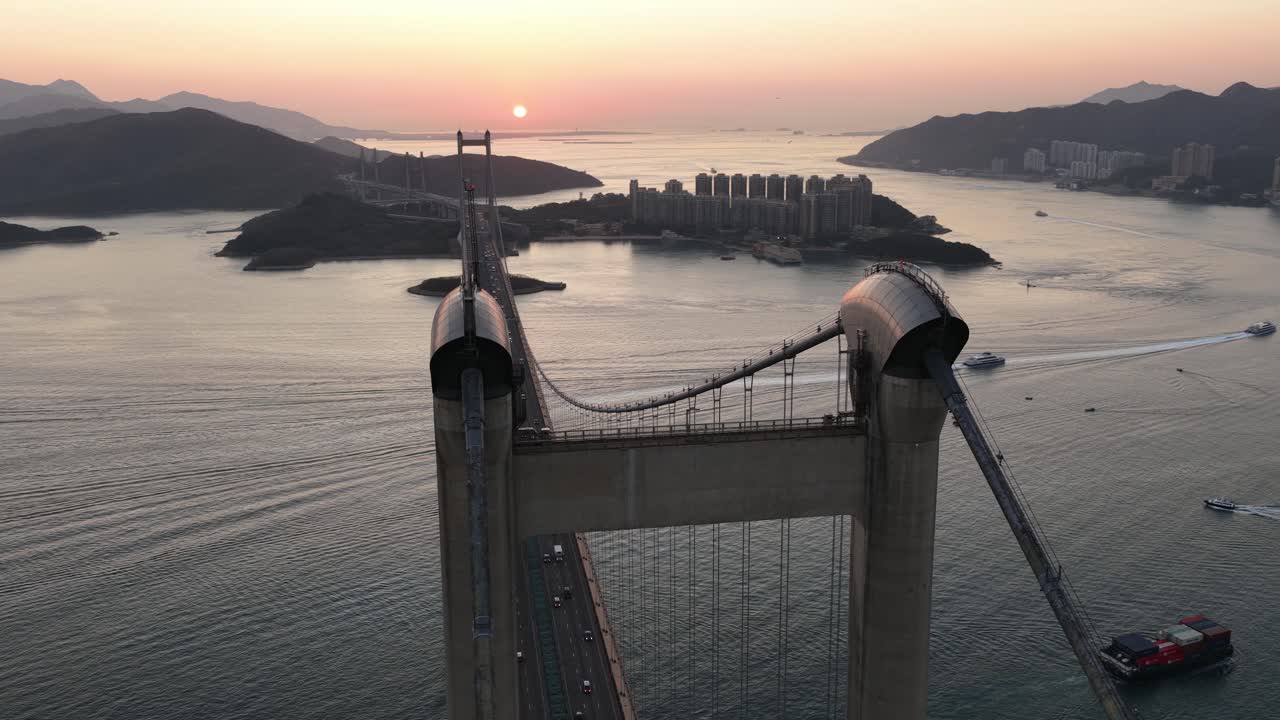 Luftfoto af Tsing Ma-broen i Hong Kong ved solnedgang.