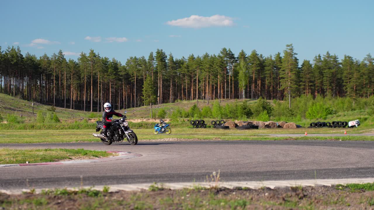 conductor de motocicleta ralentizando el giro y examinando la pista de carreras, vista de mano