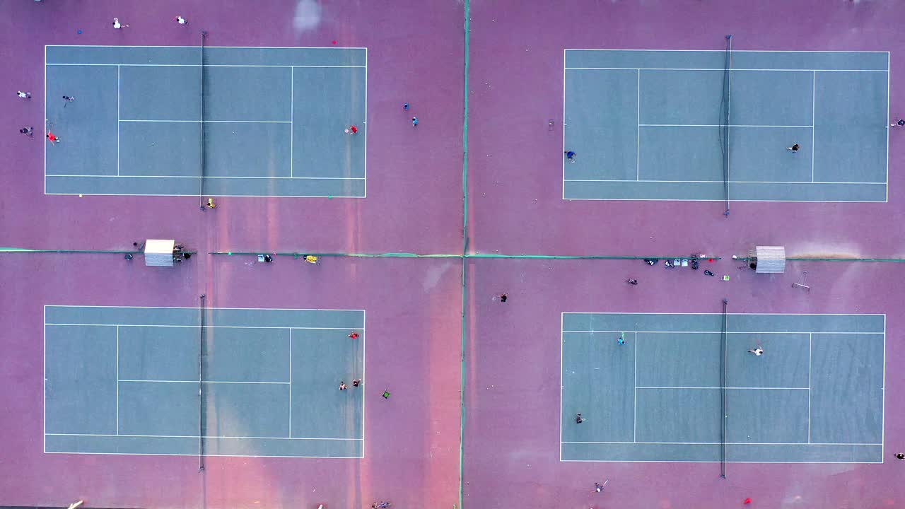 선수 들 이 있는 테니스 코트 의 공중 사진