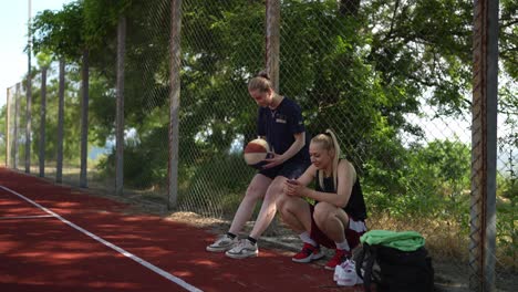 dos jugadoras de baloncesto