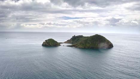 ilhéu de vila franca do campo en el océano atlántico, azores, vista aérea