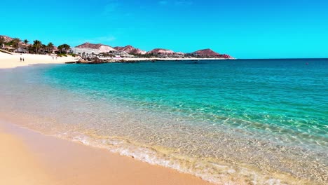 playa de cabo san lucas con aguas muy tranquilas cielo azul casi sin nubes y sin olas