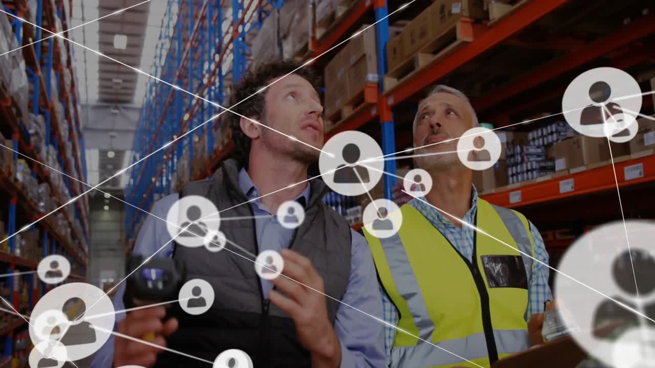Colleghi della logistica che scansionano scatole lungo i corridoi degli scaffali, mappando icone di rete digitale sopraelevate.