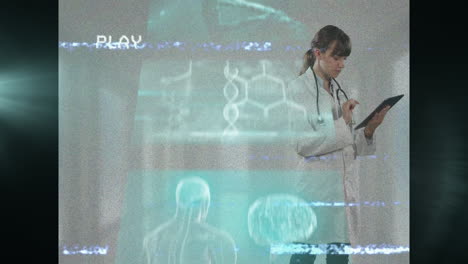 animación de la interfaz digital de juego, pantallas con procesamiento de datos sobre una doctora con tableta