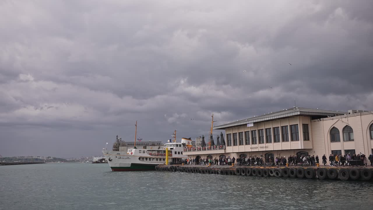 на пирсе кадиккой, в облачную погоду, корабли плывут, птицы летают, на босфоре