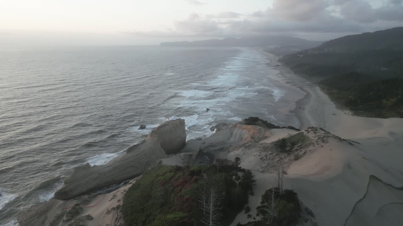 la duna de arena de cape kiwanda, en la playa de la ciudad del pacífico, oregon, estados unidos.