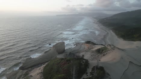 la duna de arena de cape kiwanda, en la playa de la ciudad del pacífico, oregon, estados unidos.