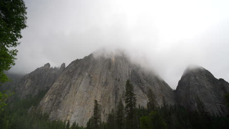 Mirando-Hacia-La-Cara-De-Una-Montaña-En-Un-Nublado-En-El-Valle-De-Yosemite