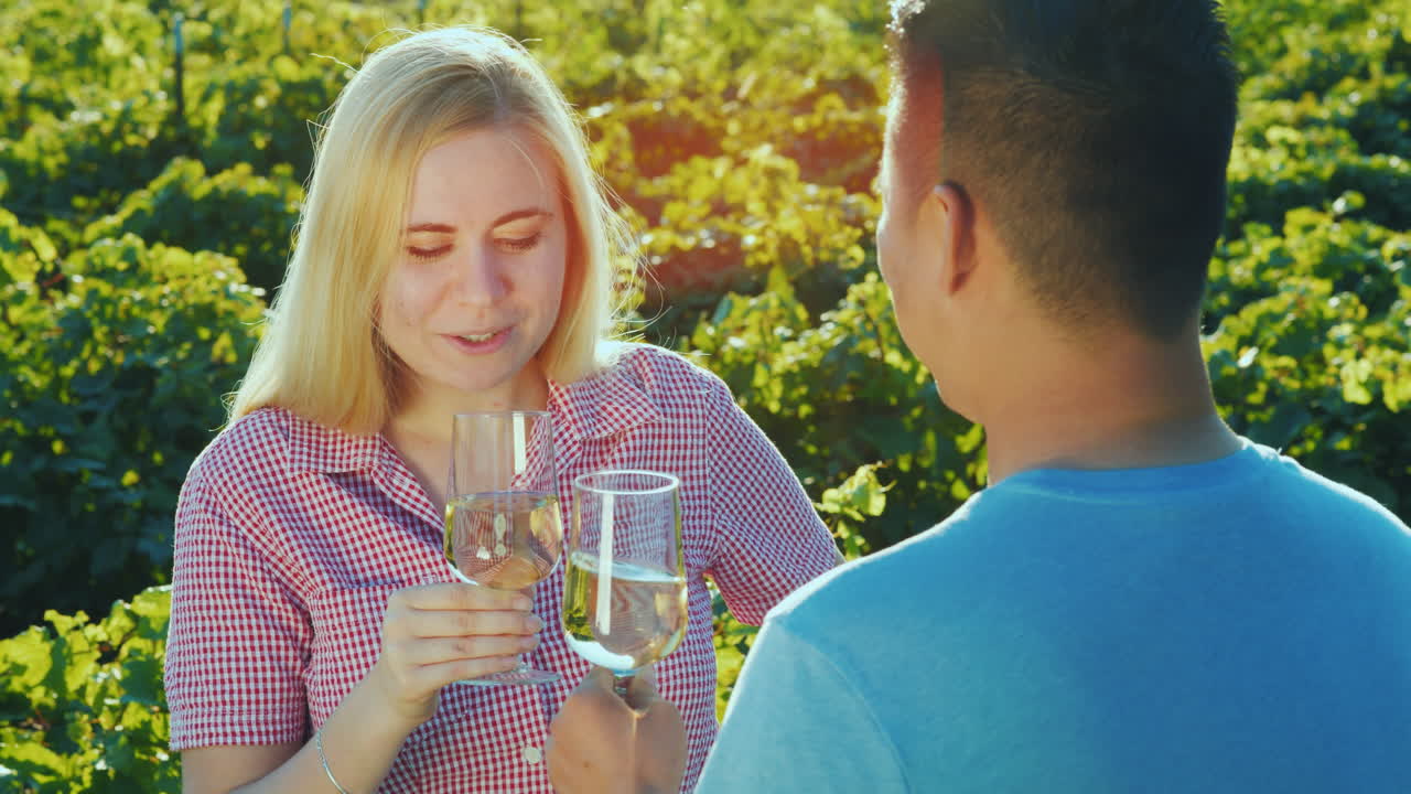 포도원 와인 투어에서 와인을 시음하는 사랑에 빠진 커플