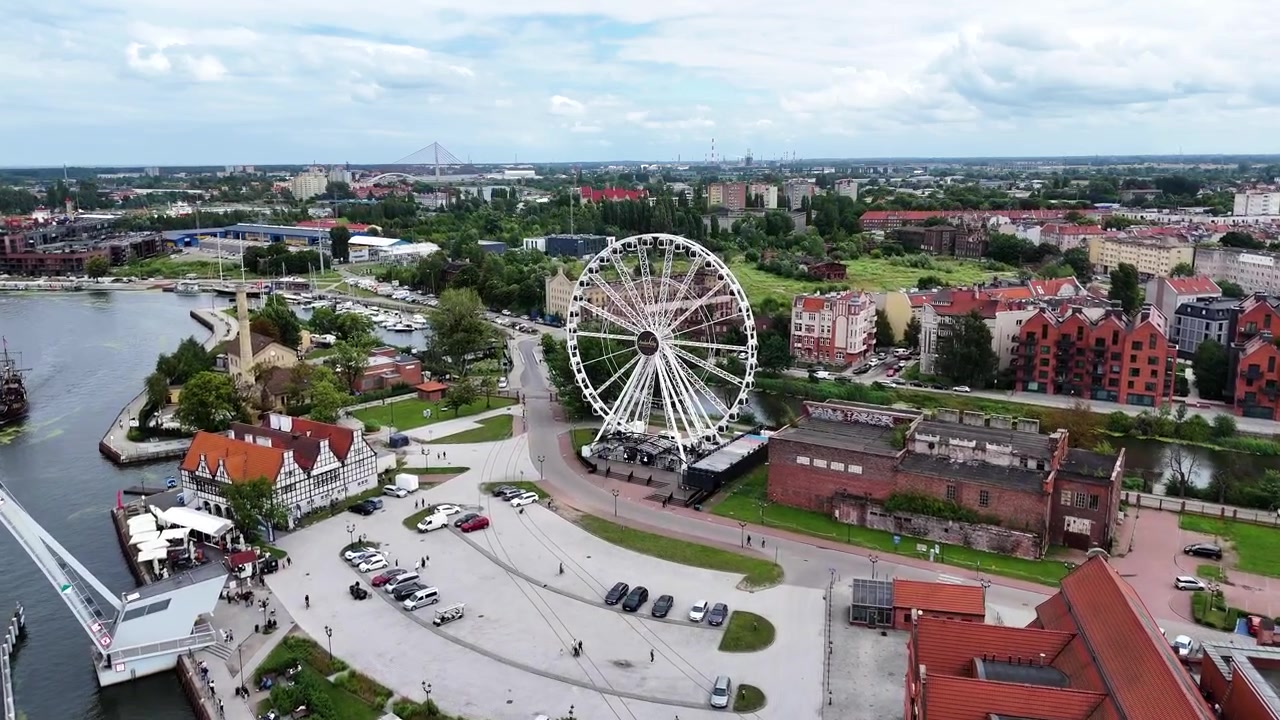 Danzica, Polonia, Veduta aerea del lungomare con ruota panoramica.