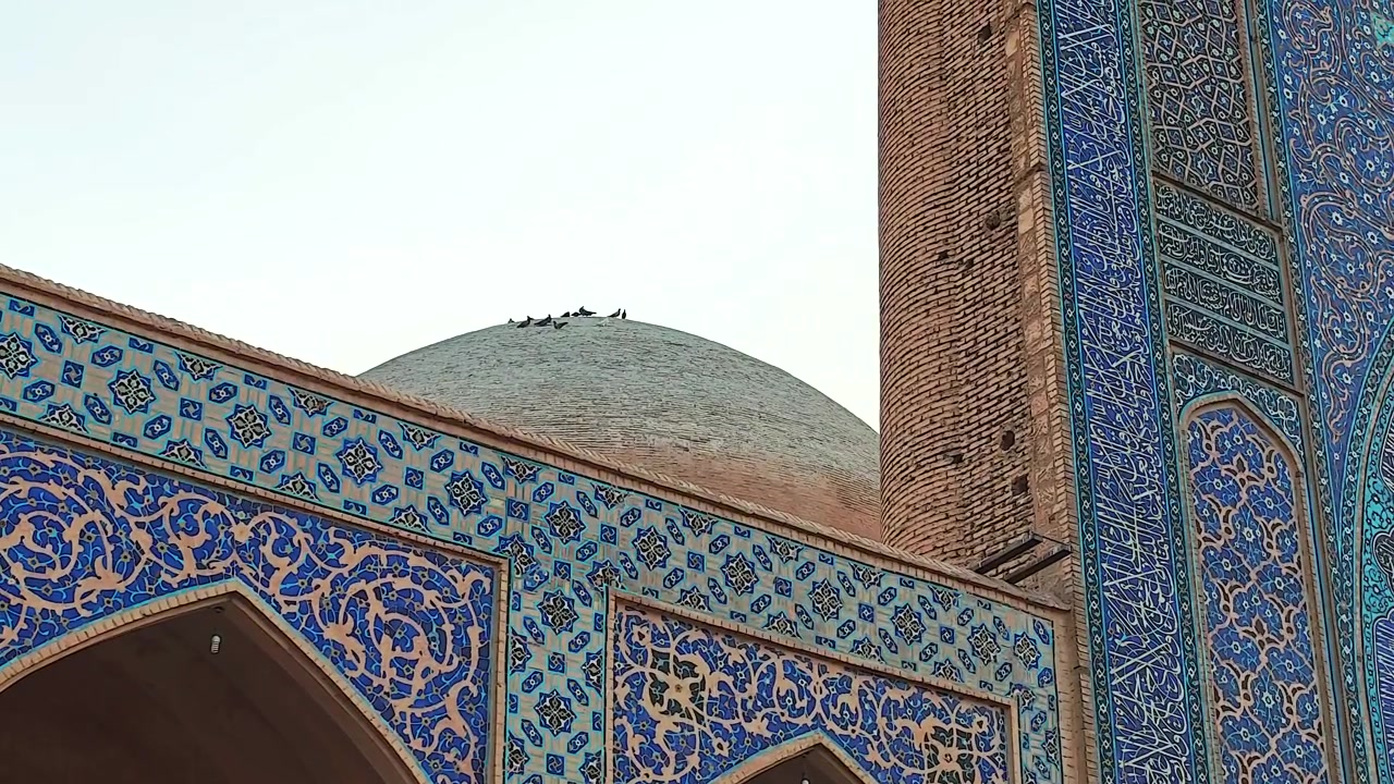 Uccelli appollaiati sulla cupola di un'antica moschea.