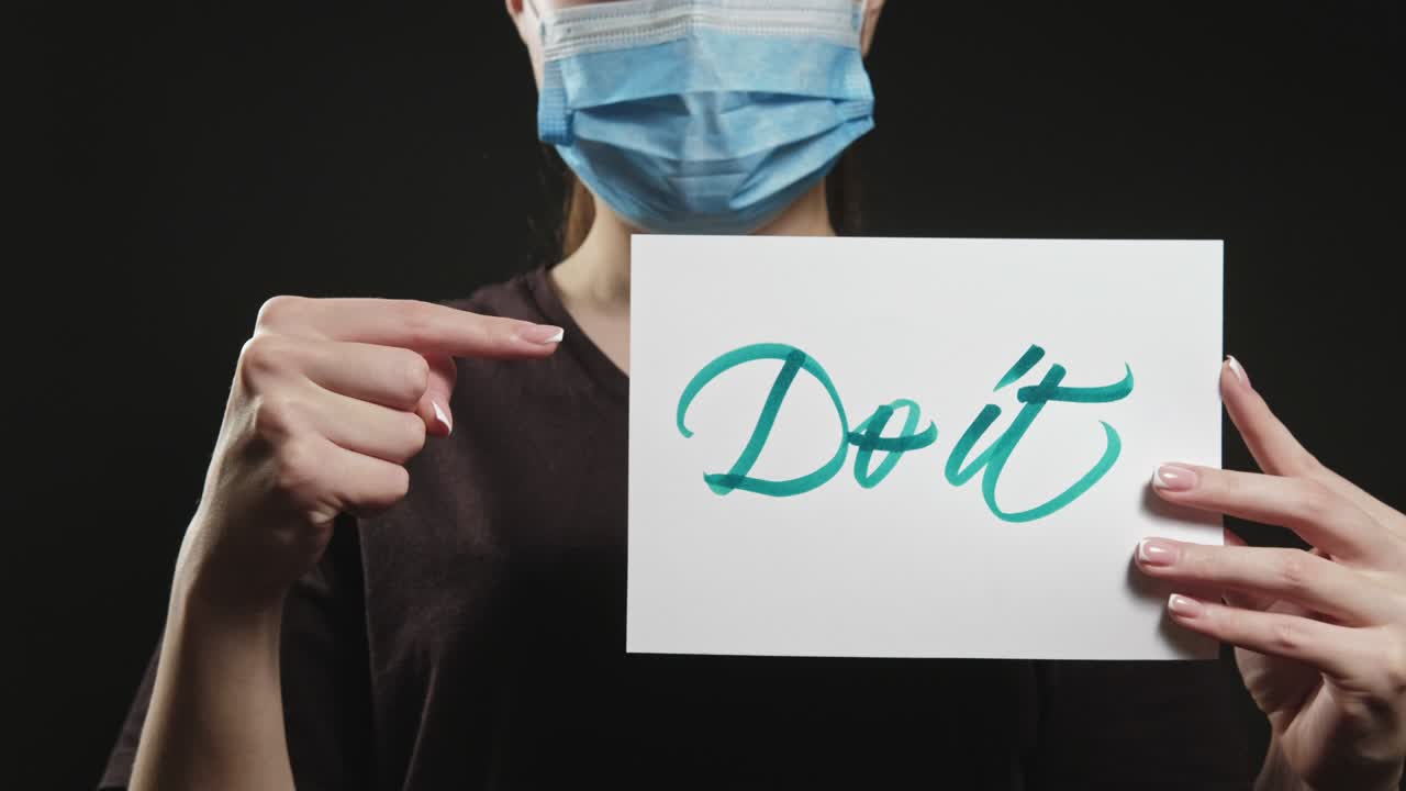 코로나19 확산 여성 마스크 포인팅 슬로건