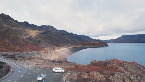 estacionamiento de autocaravanas junto a una carretera en un acantilado sobre el lago kleifarvatn, islandia