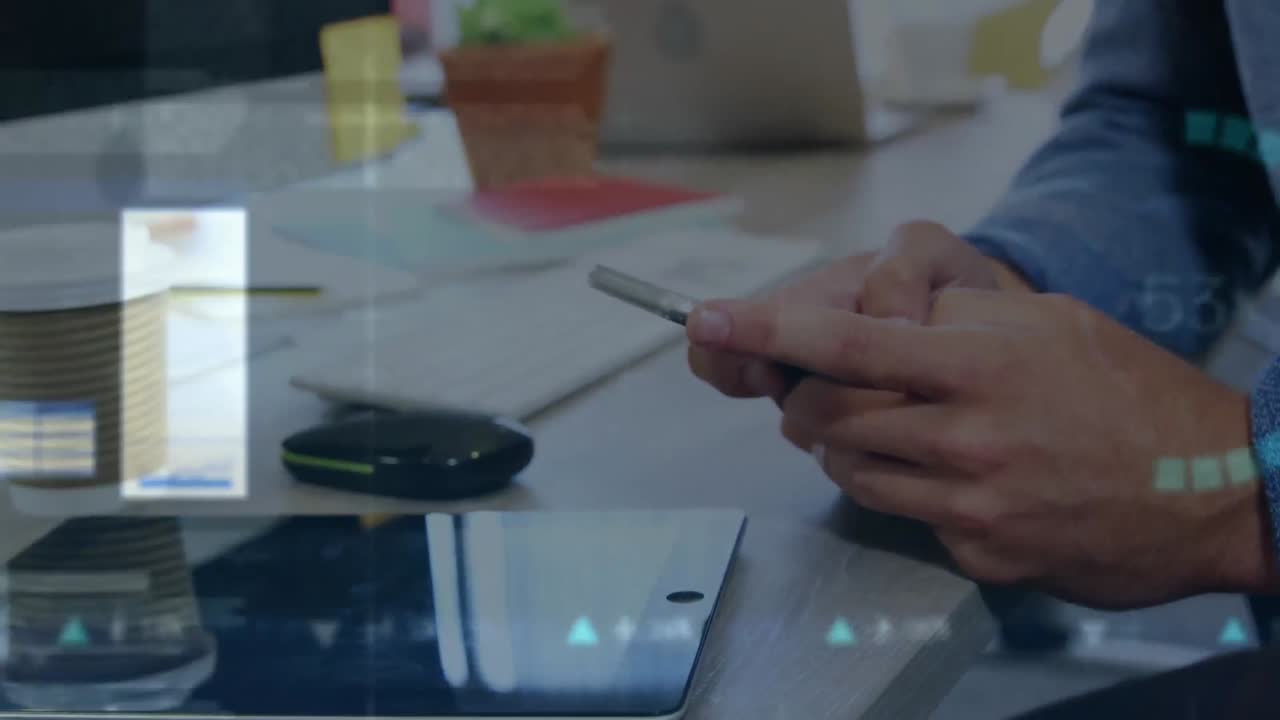 animación del procesamiento de datos financieros sobre empresario caucásico usando teléfono inteligente en la oficina.
