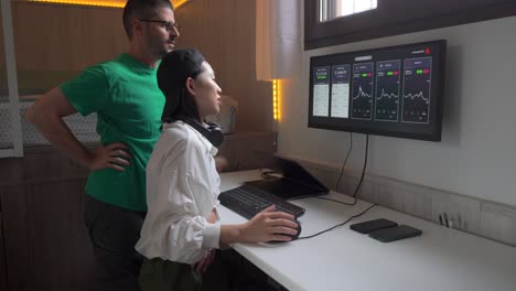 Positive-Multiethnische-Kollegen-Analysieren-Diagramme-Des-Kryptowährungsmarktes