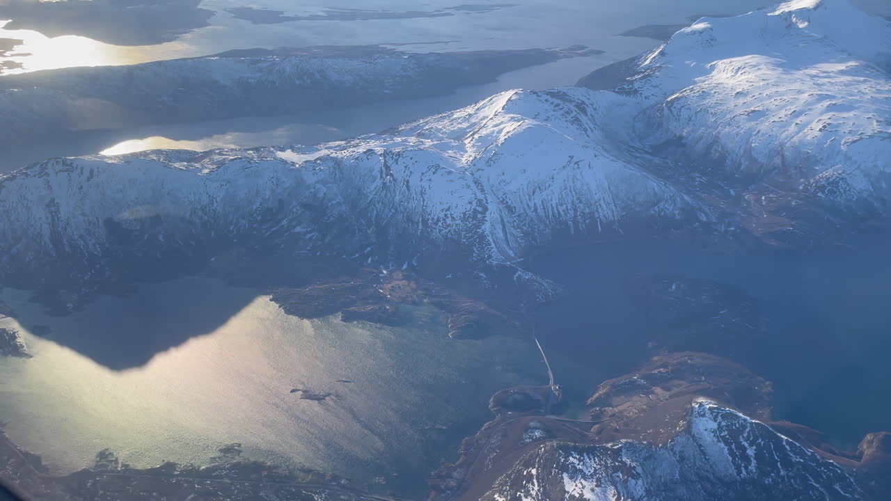 hermosa vista aérea de bodo saltstraumen, bodo noruega norte de noruega, montañas nevadas y sol dorado reflejado en el agua