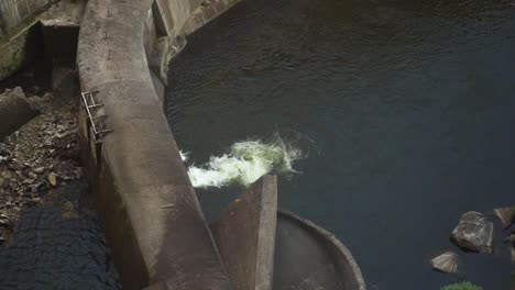 el agua se vierte a través de las compuertas de la represa en el norte de portugal
