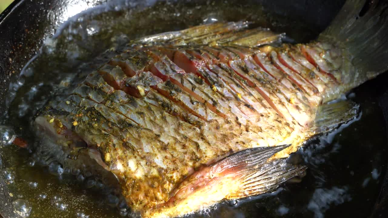 전 세계 거의 모든 지역에서 많은 종류의 어류가 음식으로 소비됩니다.