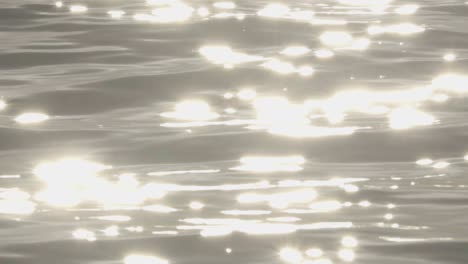 olas del océano con reflejos especulares en cámara lenta