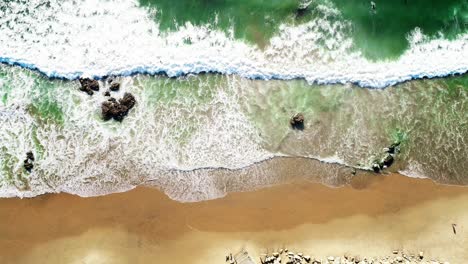 Vista-Aérea-De-Drones-De-Olas-De-Playa