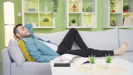 el joven en casa parece centrado en sus sueños.