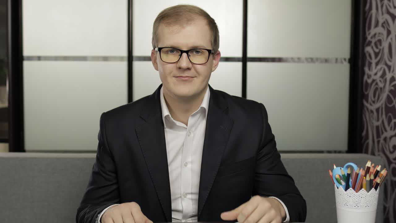 hombre haciendo una llamada de video. educación a distancia con la clase de los niños desde casa