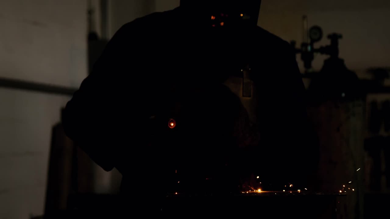 soldador usando guantes en el taller