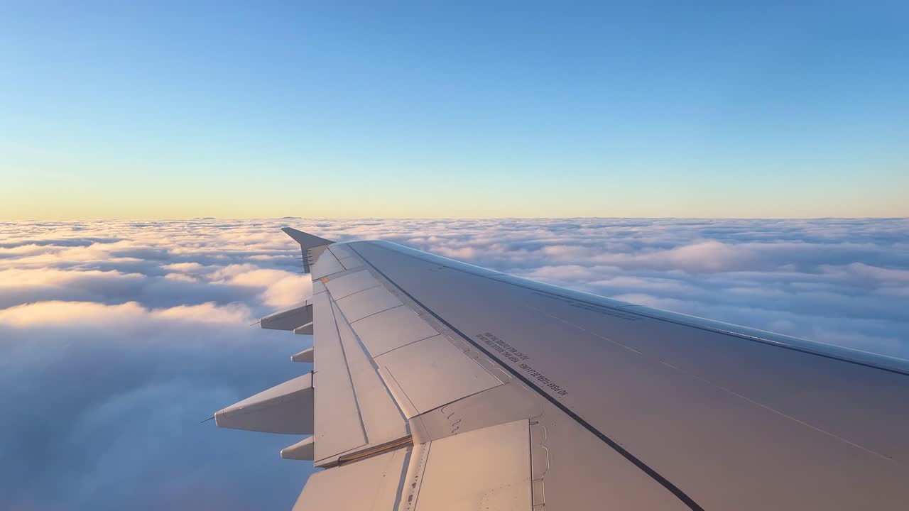 imágenes de vuelos internacionales desde la ventana del avión sobrevolando las nubes hasta la del avión atravesando las nubes