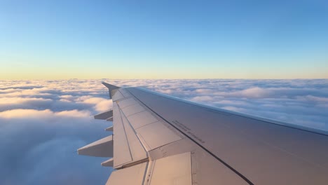 Imágenes-De-Vuelos-Internacionales-Desde-La-Ventana-Del-Avión-Sobrevolando-Las-Nubes-Hasta-La-Del-Avión-Atravesando-Las-Nubes