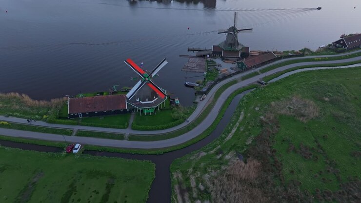 Vista aerea di un colorato tramonto del Giorno del Re con i mulini a vento di Zaanse Schans che girano