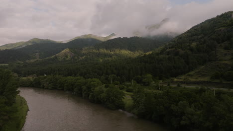 Río-Mtkvari-Y-Paisaje-Boscoso-En-Un-Pueblo-Rural-En-Georgia