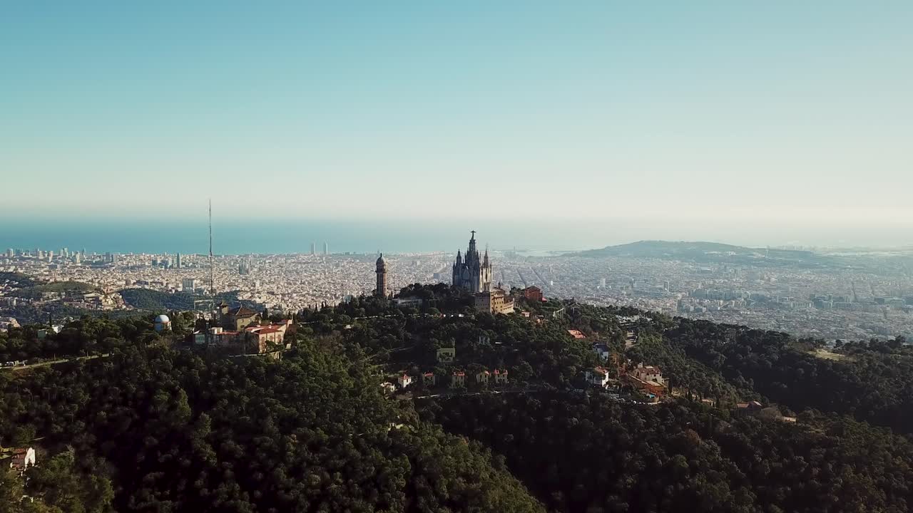 Touristenziel Tibidabo-Kirche, Luftaufnahme in Barcelona bei blauem Himmel