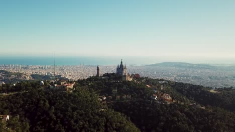 Destino-Turístico-Tiro-Aéreo-De-La-Iglesia-Del-Tibidabo-En-Barcelona-Con-Cielo-Azul